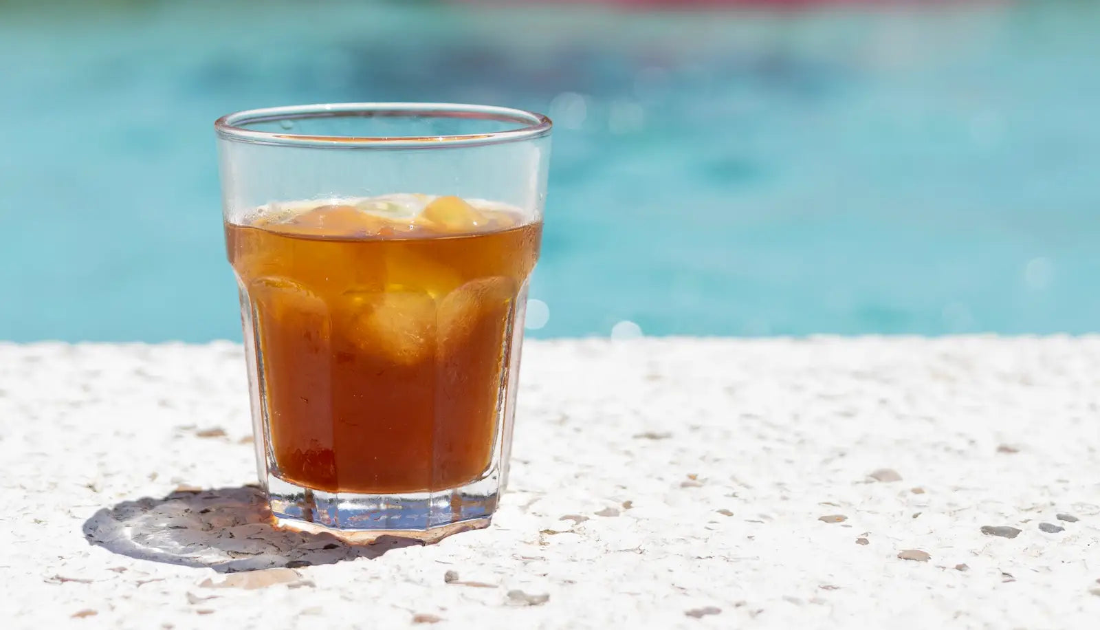 cold brew servido con hielo